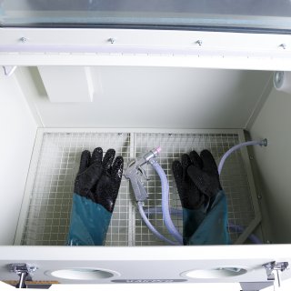 Cabine de sablage ZIONAIR 190 litres avec trappe avant sur pieds bas