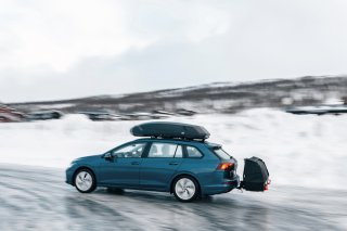 Coffre d’attelage Thule Onto 2 avec éclairage 300 litres, 13 broches